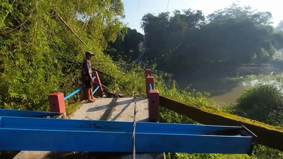 TINGGAL KENANGAN: Jembatan gantung di Desa Jubung, Kecamatan Sukorambi hanya menyisahkan puing-puing setelah diterjang banjir. Hingga, kini jembatan tersebut belum kunjung ada perbaikan. (JUMAI/RADAR JEMBER)