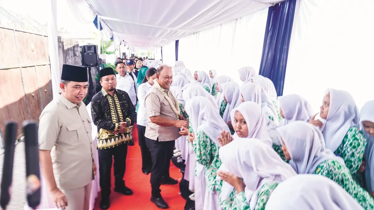 TINJAU MBG: Kepala BGN Dadan Hindayana dan Bupati Gus Fawait, di sela-sela peresmian salah satu SPPG di Desa Wringinagung, Jombang, Jember, Kamis (16/4). (MAULANA/RADAR JEMBER)