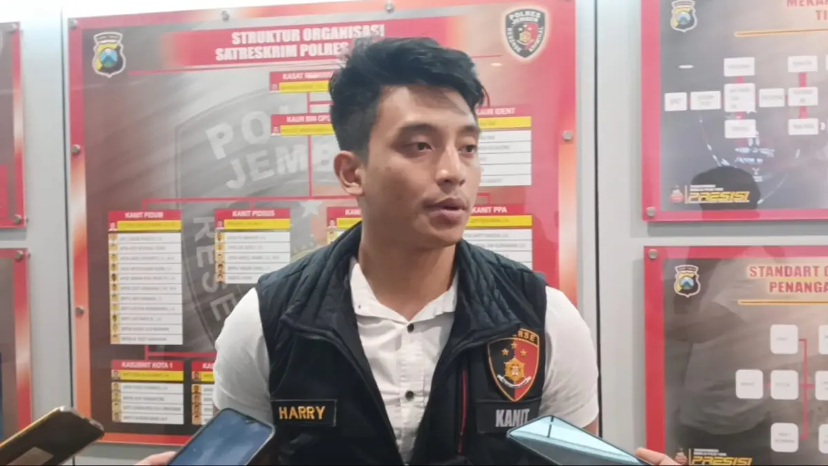 “Kami memastikan akan terus melakukan penindakan secara konsisten terhadap segala bentuk penyimpangan BBM bersubsidi guna menjaga ketersediaan dan keadilan bagi masyarakat.” Ipda Harry Sasono, Kanit Tipidter Satreskrim Polres Jember. (M ADHI SURYA/RADAR JEMBER)