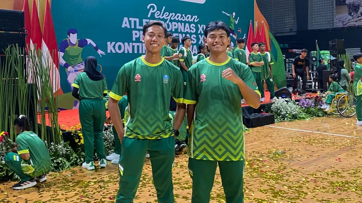 BERJUANG: Rafif Rajilmahasin (kiri) dan Ahmad Riza Musthafa Kamal berfoto bersama saat pelepasan Popnas 2025 lalu. Kini, keduanya berebut tiket Pra-PON cabor panahan Jatim. (PERPANI JEMBER)