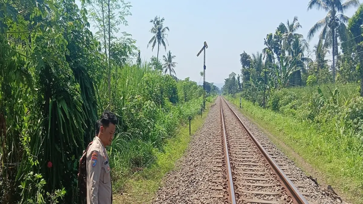 DATANGI LOKASI: Anggota Polsek Sumberbaru mendatangi lokasi kejadian seorang nenek yang meninggal dunia setelah tertabrak KA Ranggajati, kemarin (17/4) pagi.(POLSEK SUMBERBARU)