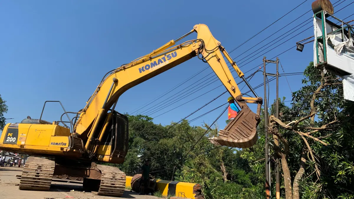DIKERJAKAN: Pekerjaan konstruksi mulai dikerjakan di jembatan Sentong. DPRD Jatim mengakui bila pekerjaan selama 8 bulan tersebut cukup lama. (ILHAM/RJ)