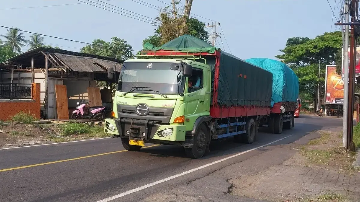 DITEGASKAN: Satlantas Polres Jember mulai memperketat imbauan batas kecepatan di jalur rawan kecelakaan, terutama bagi sopir truk. (JUMAI/ RADAR JEMBER)