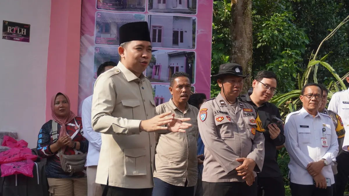 PERBANYAK JUMLAH PENERIMA: Gus Fawait di sela-sela meninjau program RTLH di Desa Kemuningsari Lor, Panti, Jember (15/4). Dalam kesempatan itu, ia memastikan pemerintah daerah terus membuka usulan dan menarget jumlah penerima lebih besar. (MAULANA/RADAR JEMBER)