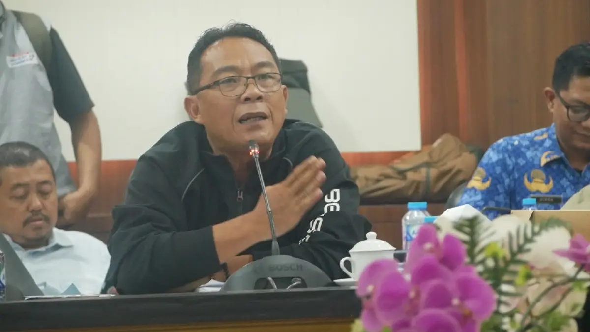 “Harus ada win-win solution. Jangan sampai lahannya produktif, tapi masyarakat di sekitarnya tetap miskin.” ARDI PUJO PRABOWO, Ketua Komisi C DPRD Jember. (SIDKIN ALI/RADAR JEMBER)