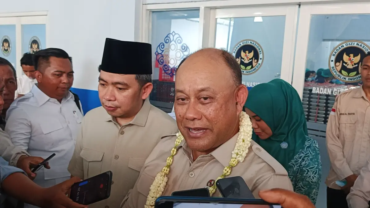 Kepala BGN Dadan Hindayana, didampingi Bupati Jember Gus Fawait (kiri), saat peresmian Dapur MBG Yayasan Cahaya Sholawat Nusantara, Desa Wringi Agung, Kecamatan Jombang, Jember Kamis (16/4/2026). (Foto: Maulana/Radar Jember)