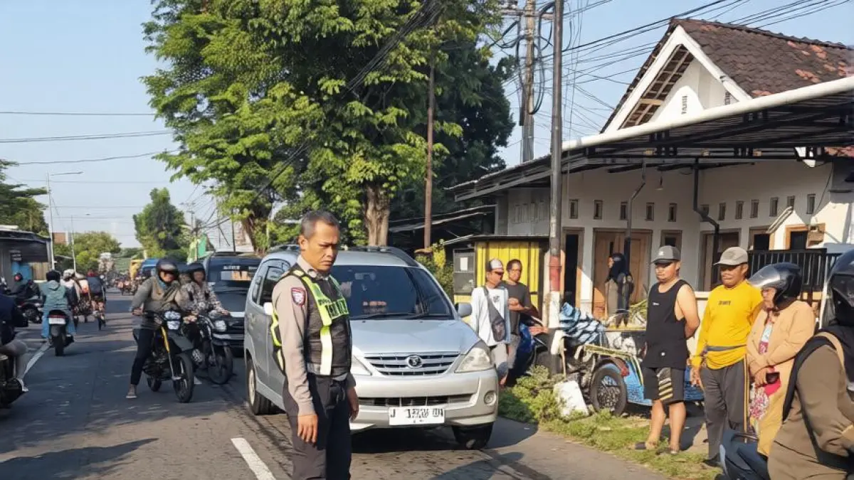 OLAH TKP: Petugas kepolisian Lumajang saat melakukan olah TKP laka lantas yang
melibatkan pengendara motor meninggal dunia, kemarin