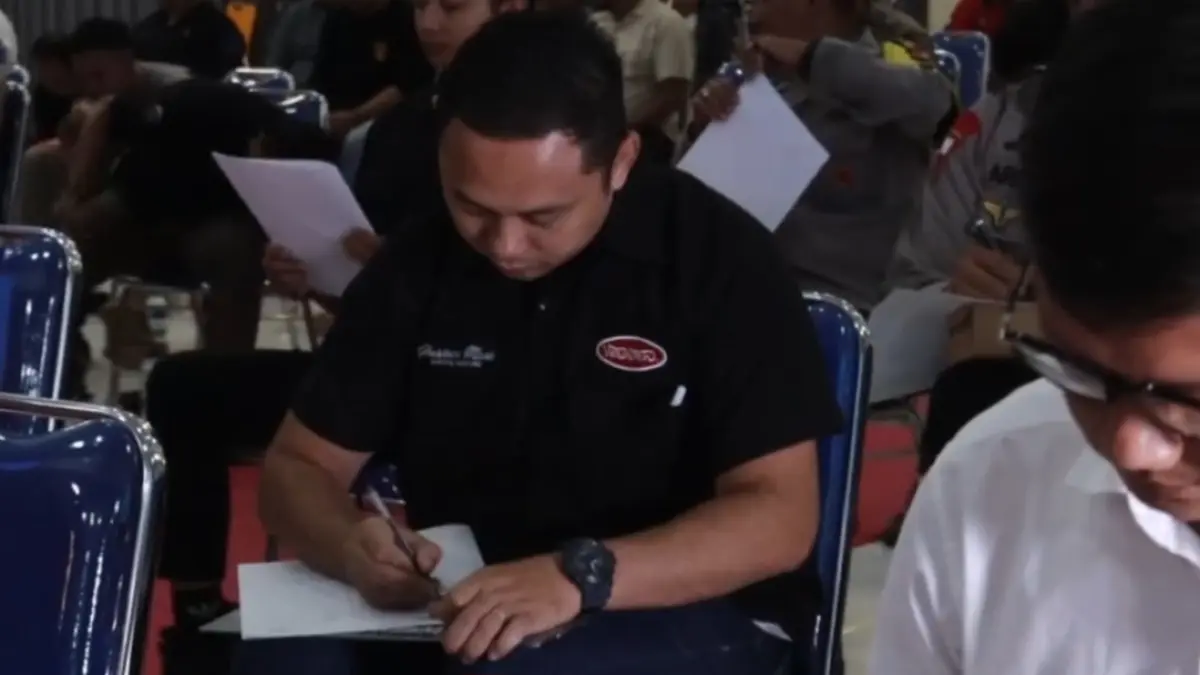 PEMBEKALAN: Anggota Polres Jember menjalani tes psikologi dan untuk kelayakan pemegang senpi. (POLRES JEMBER)