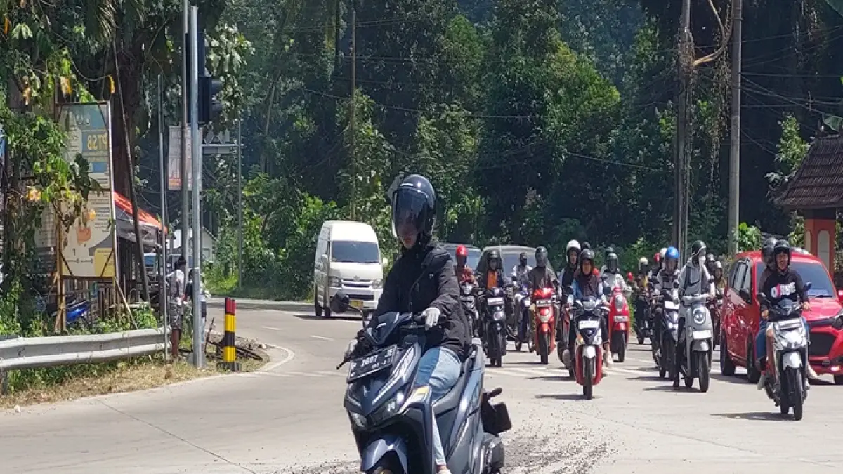 RAWAN KECELAKAAN: Ceceran pasir di simpang tiga traffic light Dusun Kaliputih, Desa/Kecamatan Rambipuji membahayakan pengguna jalan, terutama pengendara sepeda motor.(JUMAI/RJ)