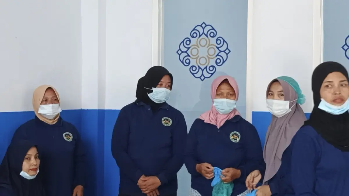 Sejumlah ibu-ibu yang bekerja di salah satu Dapur MBG atau SPPG di Kecamatan Jombang, Kabupaten Jember. (Foto: Maulana/Radar Jember)