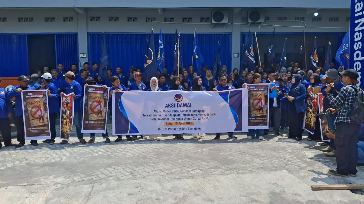 SIKAPI: Sejumlah pengurus DPD Partai NasDem Lumajang saat memberikan keterangan
terkait keberatan merger partai