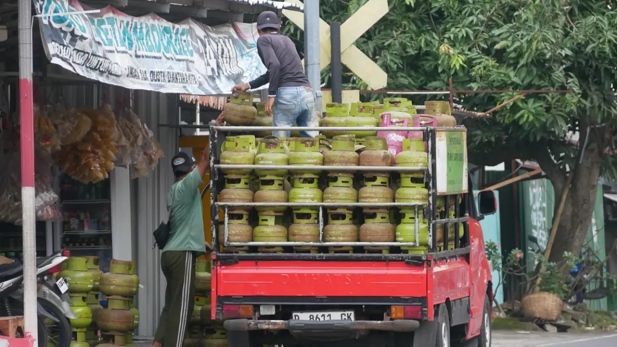 SUDAH DITAMBAH: Distribusi LPG 3 kilogram di salah satu toko pengecer di Kelurahan Jember Lor, Patrang, bulan Ramadan lalu. Kini, pertamina telah menyalurkan 29 ribu tabung elpiji tambahan untuk Jember. (SIDKIN ALI/RADAR JEMBER)
