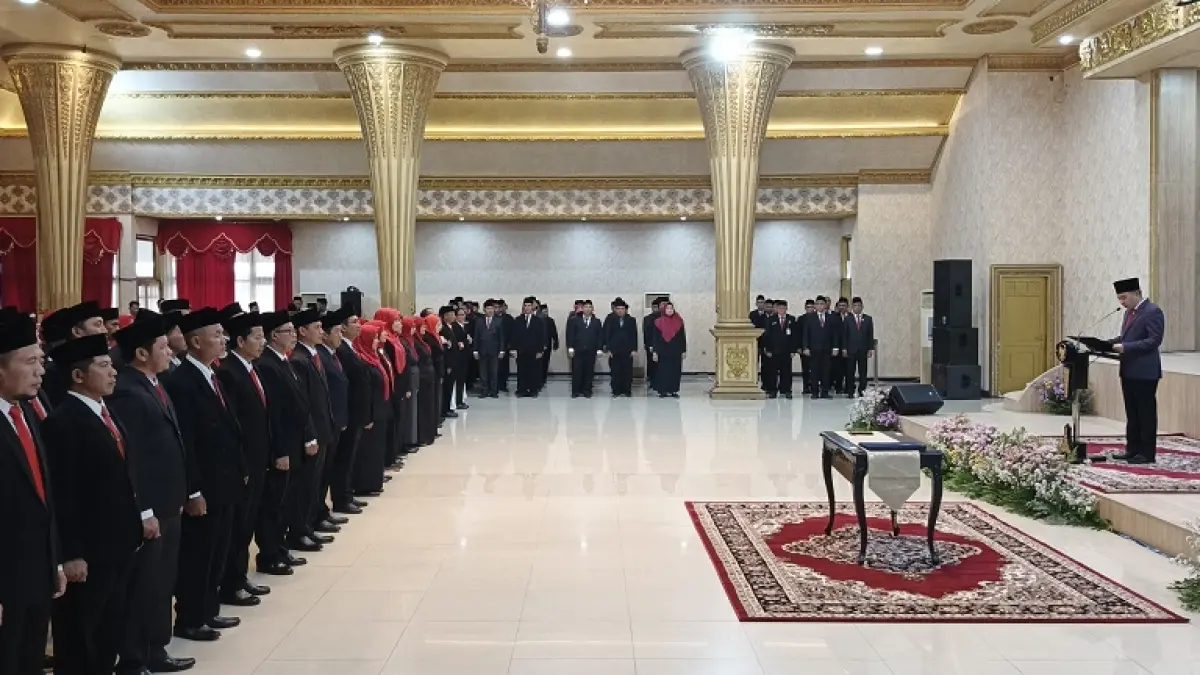 MULAI DIKERAHKAN: Sejumlah ASN yang terdiri dari pejabat eselon, saat melangsungkan giat di pendapa Wahyawibawagraha Jember. Kini, mereka tidak hanya bekerja di balik ruangan ber-AC, namun juga turun ke akar rumput untuk membantu verifikasi data penduduk miskin. (MAULANA/RADAR JEMBER)