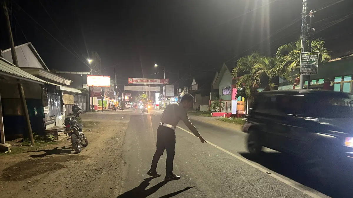 DATANGI TKP: Anggota Laka Satlantas Polres Jember saat mendatangi lokasi kecelakaan di Jalan Raya Jurusan Jenggawah - Ambulu yang melibatkan dua kendaraan sepeda motor pada Sabtu (18/4) siang.