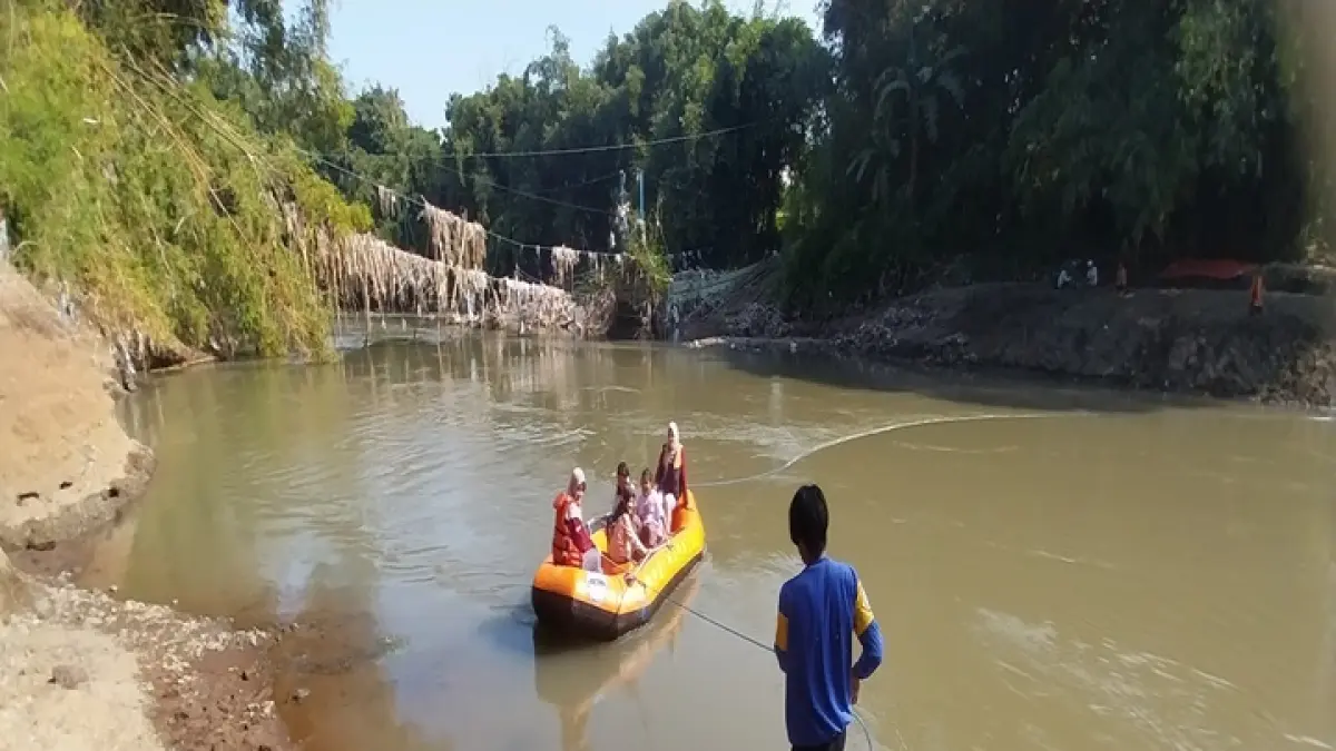 DISIAPKAN PERAHU KARET: Pemerintahan Desa (Pemdes) Jubung, Kecamatan Sukorambi menyiapkan perahu karet untuk siswa yang sekolah di selatan sungai Bedadung, Desa Jubung, Kecamatan Sukorambi. (JUMAI/RJ)
