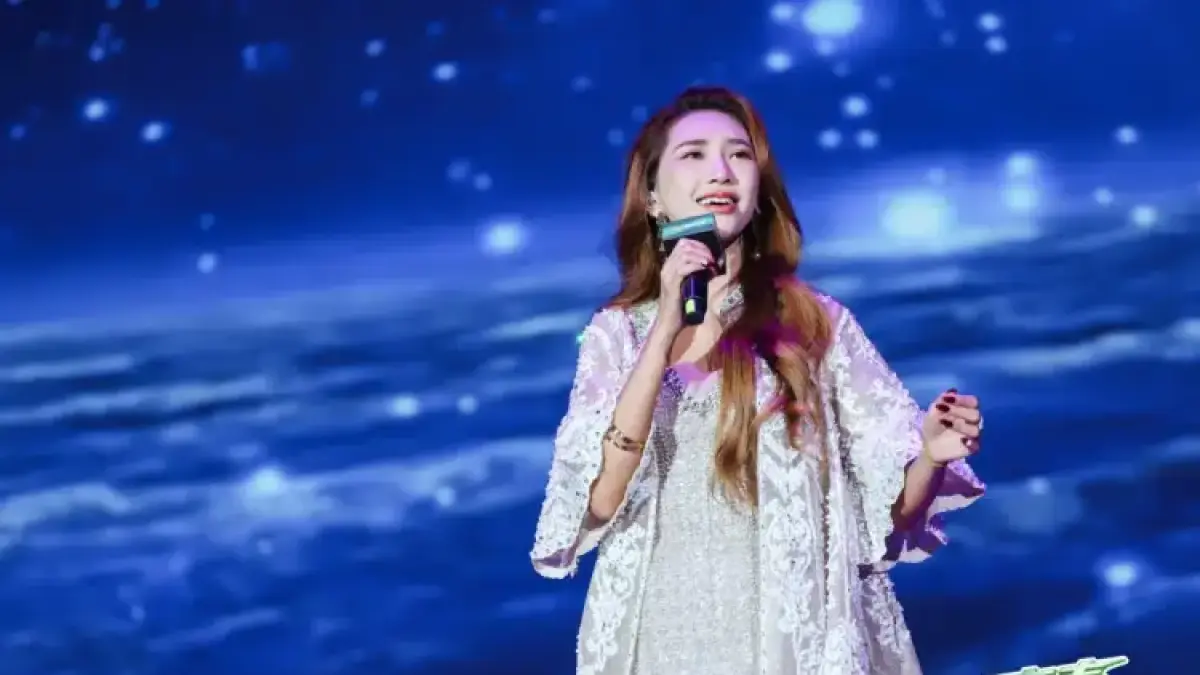 Icha saat tampil di stasiun televisi Hunan, Tiongkok, melalui program Qing Chun Chuang Ge. (Foto: Dok. Icha)
