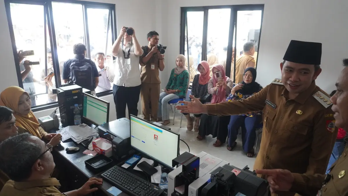 INOVASI LAYANAN: Bupati Gus Fawait saat melaunching program Peta Cinta yang memudahkan masyarakat pedesaan mencetak e-KTP cukup melalui kantor kecamatan masing-masing. (MAULANA/RADAR JEMBER)