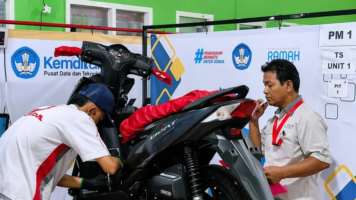 Mempersiapkan siswa agar siap terjun ke dunia kerja dengan kompetensi yang relevan dengan kebutuhan industri otomotif.
