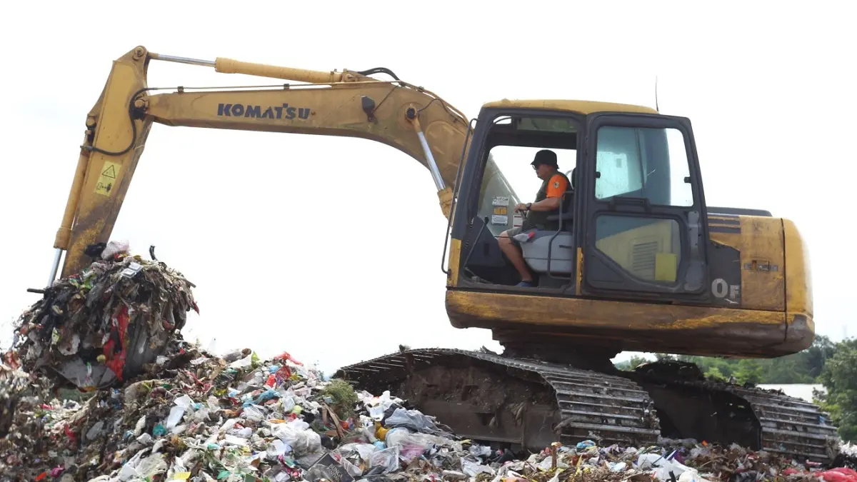 MENGGUNUNG: Petugas meratakan sampah yang menggunung di TPA Pakusari beberapa waktu lalu. Kini, DPRD bakal fokus penanganan sampah dan berencana merevitalisasinya. (YULIO FA/RADAR JEMBER)