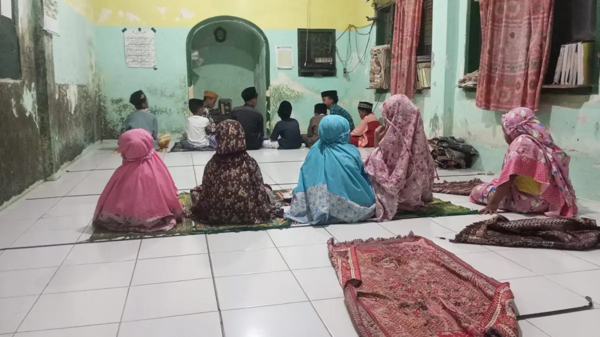 RUTIN NGAJI: Sejumlah anak-anak di Kecamatan Grujugan ketika mengaji bersama di musala sederhana beberapa waktu lalu. Kini, insentif bagi para guru ngaji masih menjadi sorotan tajam di Bondowoso. (IN UNTUK RADAR IJEN)