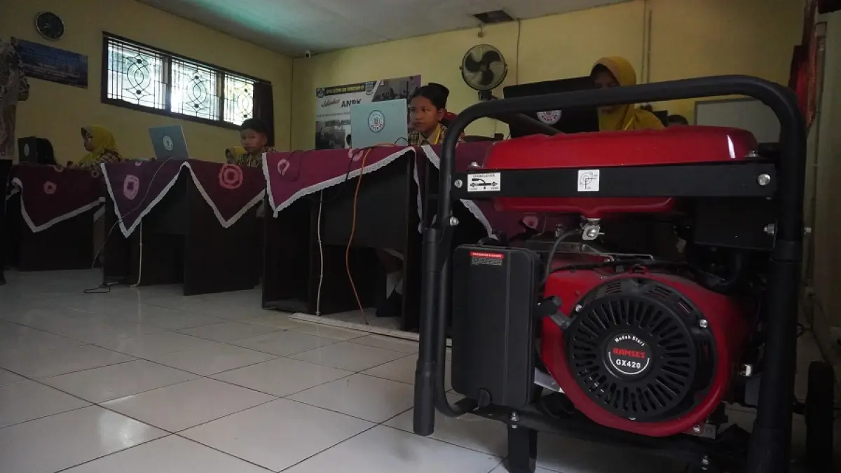 SUDAH ANTISIPASI: Genset yang berada di SDN Baratan 01 Jember. Ini disiapkan sebagai langkah antisipasi ketika terjadi pemadaman listrik saat TKA SD berlangsung. (SIDKIN ALI/RADAR JEMBER)