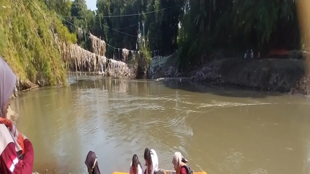 TEMPAT WISATA DADAKAN: Hari Minggu (19/4) banyak yang datang ke sungai Bedadung di Desa Jubung, Kecamatan Sukorambi untuk naik perahu untuk menyebrang. (JUMAI/RJ)
