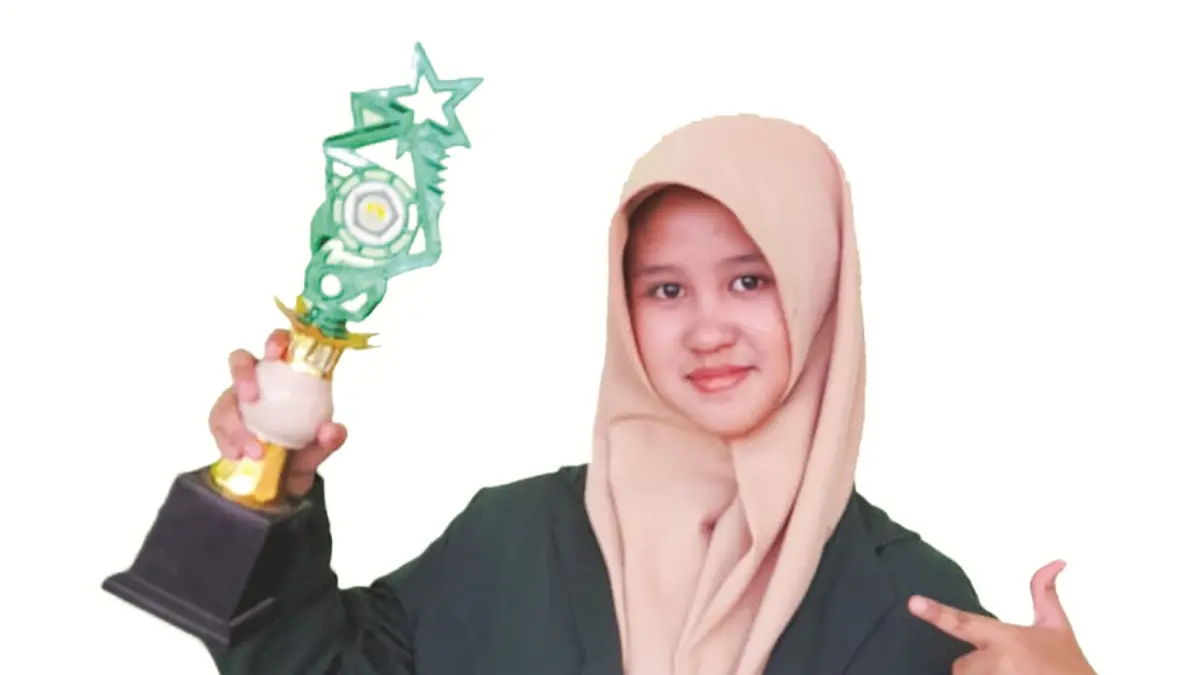 BERPRESTASI: Aviesyah El-Masry, siswi kelas VIII E di MTs Unggulan Nuris Jember, berhasil raih juara dua Nasional English Story Telling. (MTs UNGGULAN NURIS JEMBER)