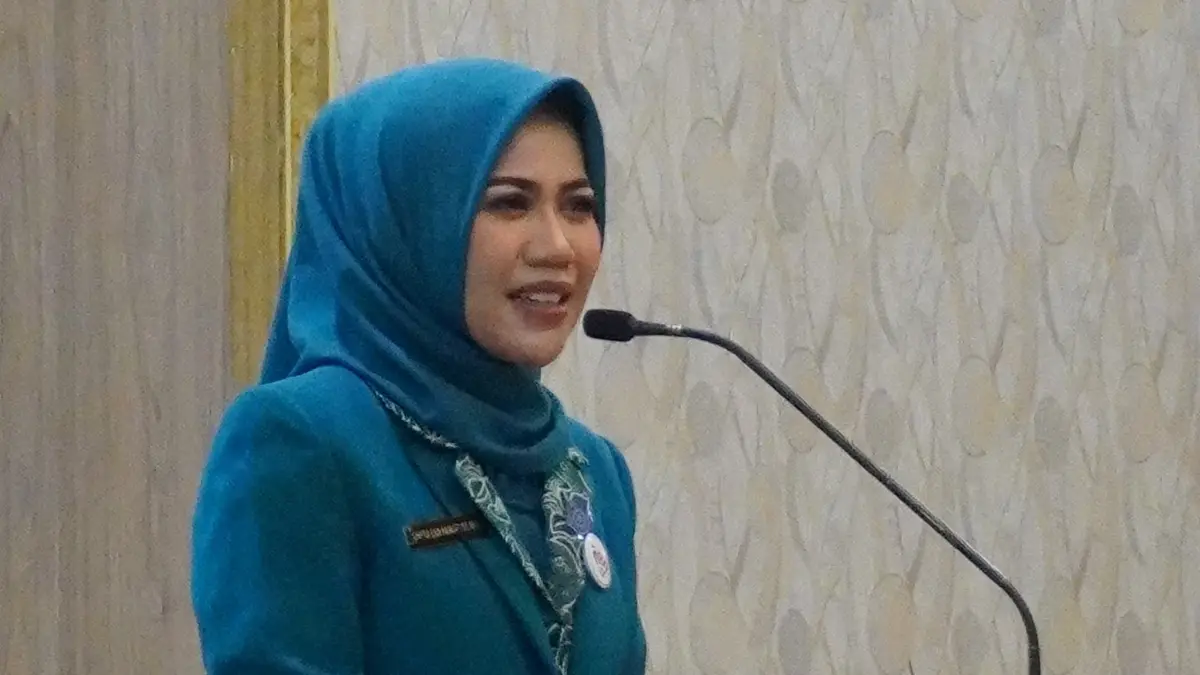 "Di hari yang penuh makna ini, kami menegaskan kembali komitmen untuk fokus pada pendidikan keluarga. Bagaimana orang tua bisa mencintai anak dengan cara yang lebih tepat dan bijak." GHYTA EKA PUSPITA, Ketua TP PKK Jember. (MAULANA/RADAR JEMBER)