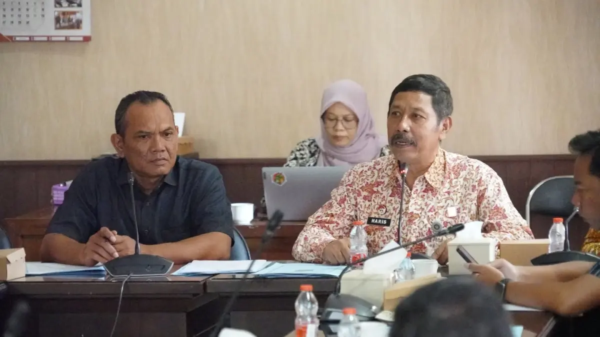 JI PUBLIK: Ketua Bapemperda DPRD Lumajang Awaludin Yusuf bersama Kakanwil
Kemenkumham Jatim Haris Sukamto saat mengikuti uji publik raperda.