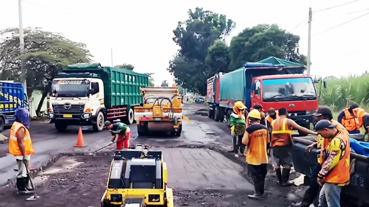 NGAPLING: Petugas saat melakukan perbaikan di sejumlah titik lokasi jalan rusak, kemarin.