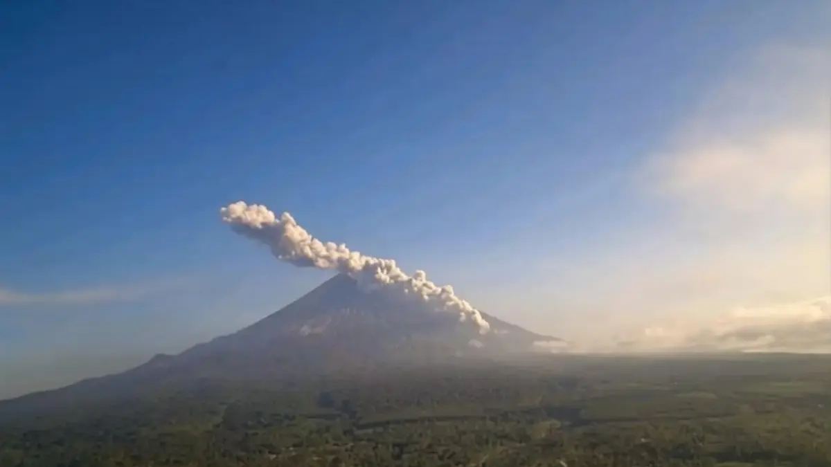 PETUGAS PPGA FOR RAME
ERUPSI: Aktivitas Gunung Semeru kembali mengalami erupsi disertai dengan awan panas
guguran (APG)