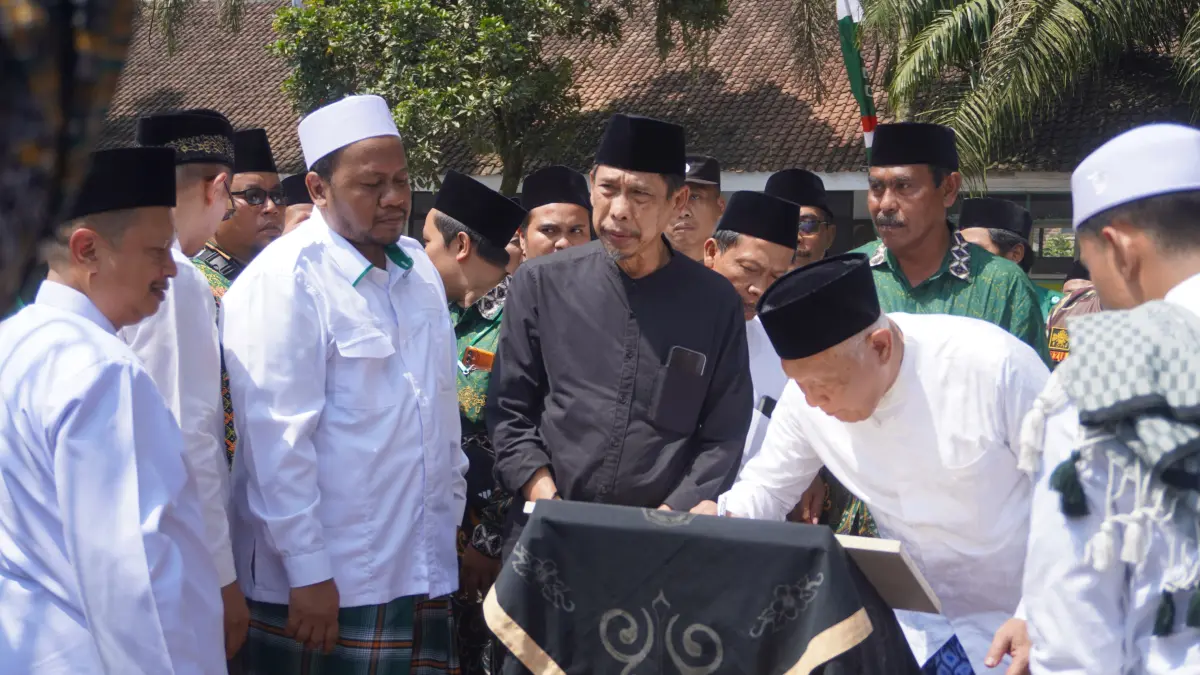Sejumlah Pengurus PCNU Jember mendampingi Gus Kikin, saat menandatangani prasasti pembangunan gedung pesantren, dalam acara Halal Bihalal PCNU Jember, di Pondok Pesantren Islam Bustanul Ulum Pakusari, Jember, Minggu (19/04/2026). (Foto: Maulana/Radar Jember)