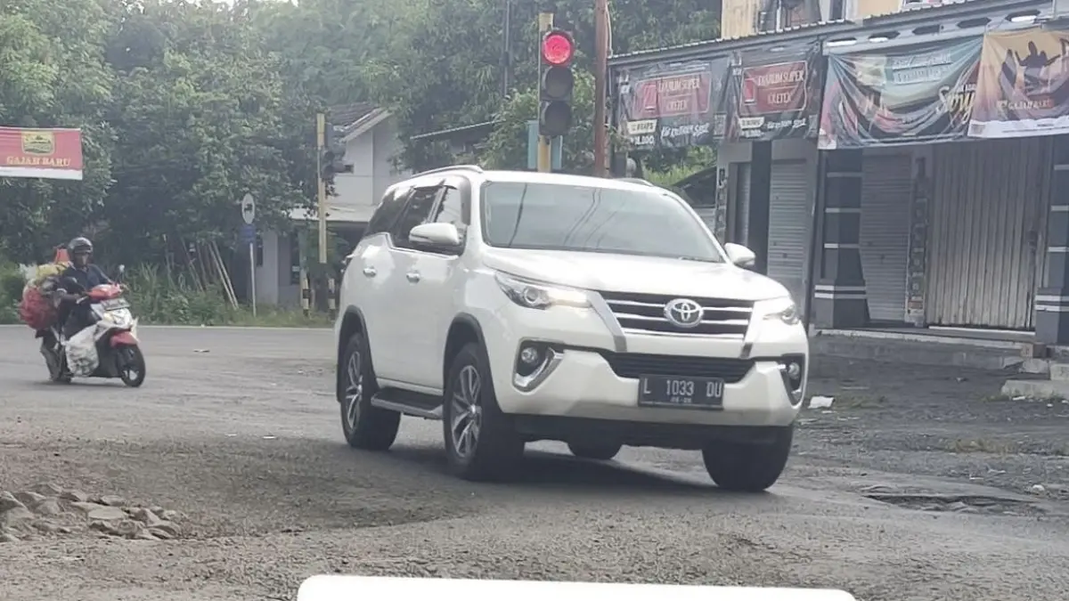 Tangkap layar kondisi jalan rusak di Lumajang, mulai dikeluhkan warga.