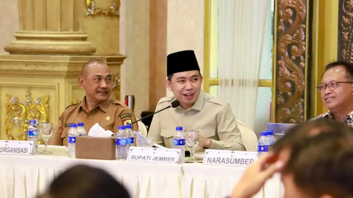 BERI WEJANGAN: Bupati Gus Fawait, bersama guru besar UGM, Prof. Mudrajad Kuncoro, saat kegiatan Pendampingan SAKIP, di Pendapa Wahyawibawagraha (20/4). (DOK. PEMKAB JEMBER)