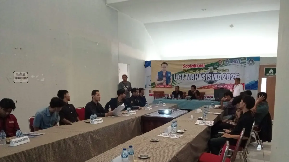 BERSIAP: Technical meeting (TM) dan drawing grup Liga Mahasiswa 2026 di kantor Askab PSSI Jember, kompleks Stadion JSG, kemarin pagi. Ada 10 tim yang akan bertanding mulai bulan depan. (ASKAB PSSI JEMBER)