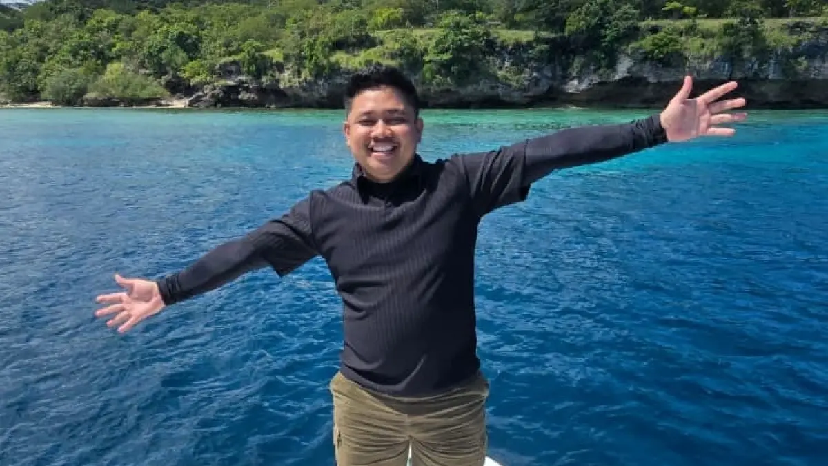 BERWISATA: Dannar Fardian Affandi saat menikmati suasana liburan di salah satu destinasi wisata pantai di Jawa Timur. (DANNAR)