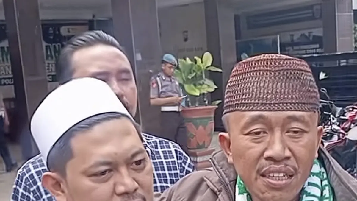 Kades Pakel saat datangi Polres Lumajang untuk mencabut laporan