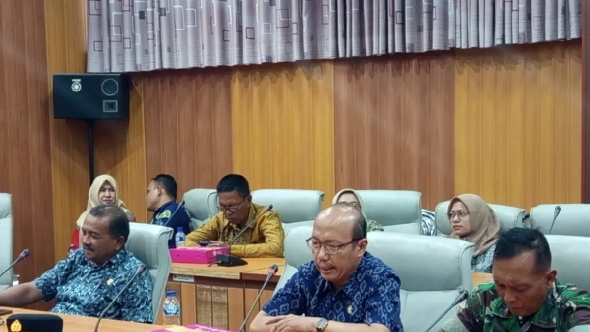 KOORDINASI: Sejumlah OPD pengampu pelaksanaan Pilkades, serta unsur kepolisian dan TNI, saat membahas mitigasi keamanan untuk pelaksanaan Pilkades serentak tahun 2027 untuk 161 desa, di Kantor Pemkab Jember, belum lama ini, (16/4). (DOK. PEMKAB JEMBER)