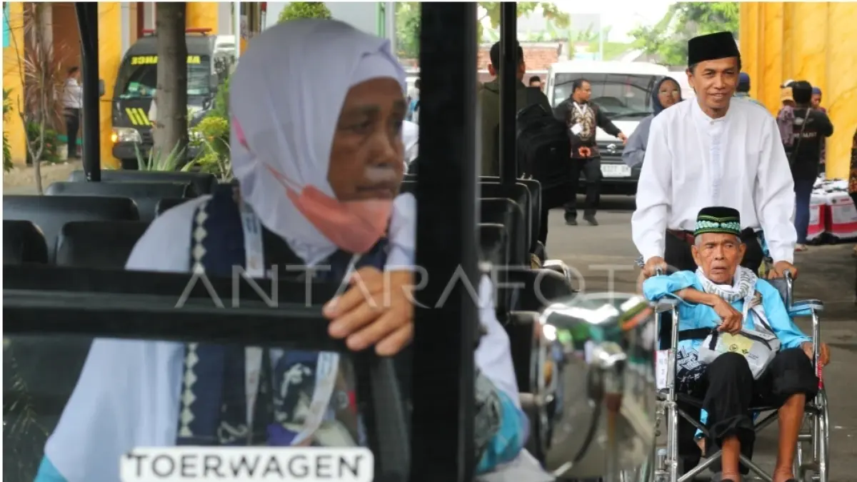 MENDORONG:Petugas mendorong kursi roda seorang calon haji setibanya di Asrama Haji Embarkasi Surabaya (AHES), Surabaya, Jawa Timur, Selasa (21/4/2026). (ft:ANTARA)