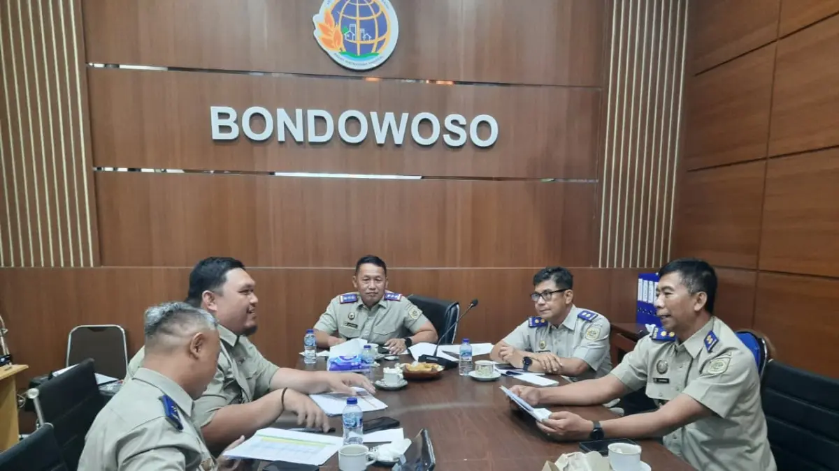 MENGIKUTI: Zubaidi saat mengikuti zoom meeting bersama Kanwil Kantah Jatim (FAQIH/RJ)