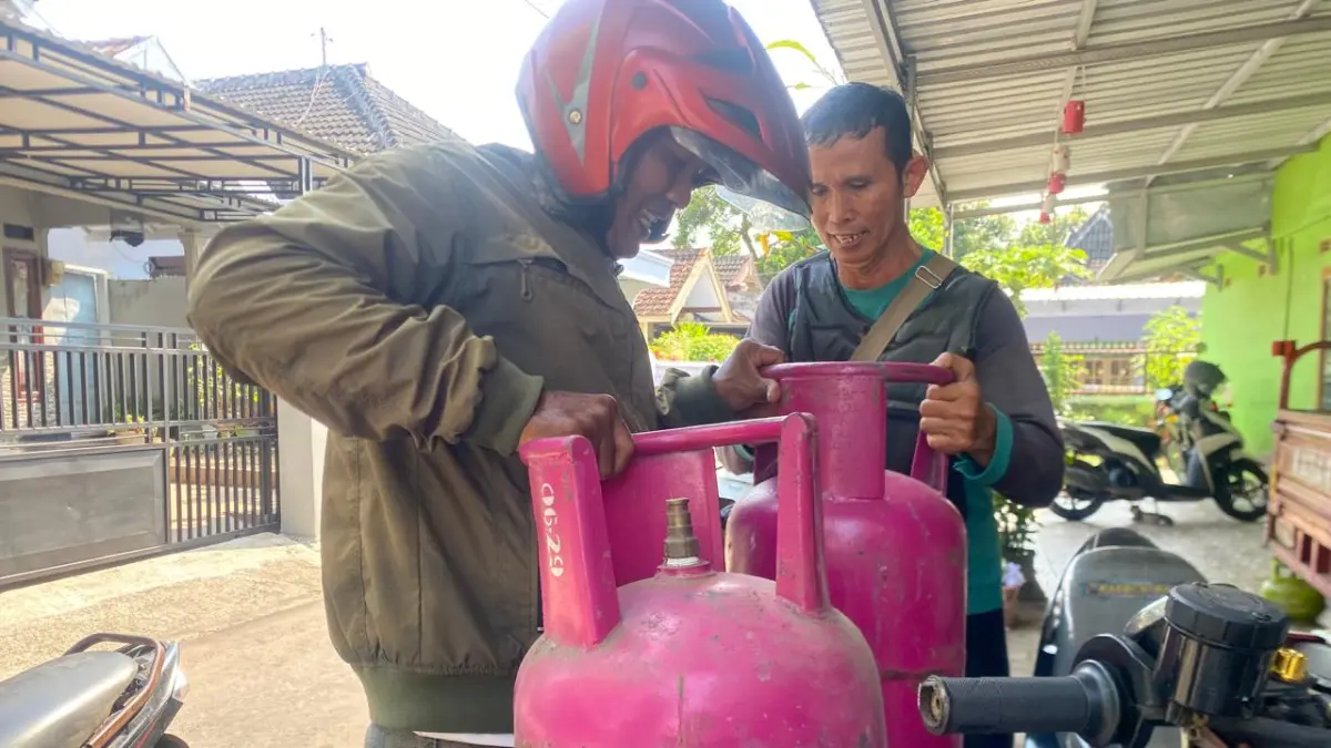 MEROKET: Salah seorang pemilik pangkalan gas LPG di Bondowoso melayani pelanggannya, beberapa waktu lalu. (ILHAM WAHYUDI)