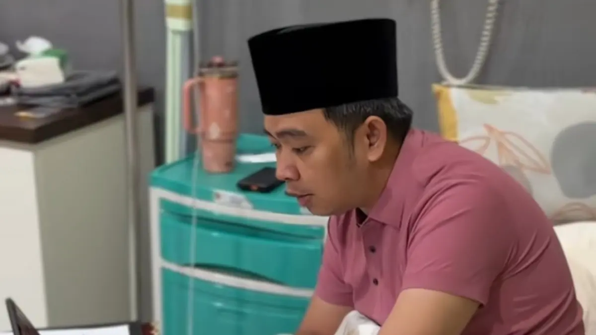 PANTAU TERUS: Gus Fawait, saat rawat inap di RSD dr. Soebandi Patrang Jember. (DOK. GUS FAWAIT)