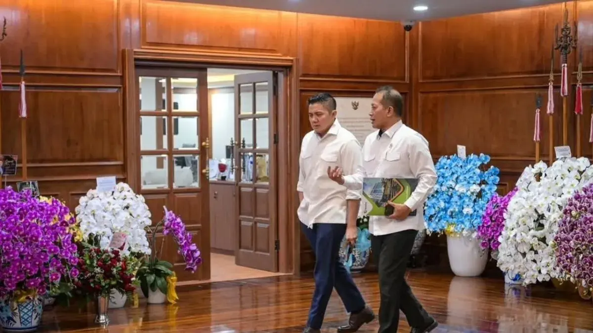 PERTEMUAN PENTING BAHAS KOPERASI MERAH PUTIH: Sekretaris Kabinet Teddy Indra Wijaya (kiri) menerima Menteri Koperasi Ferry Juliantono di kantor Sekretariat Kabinet, Jakarta, Senin (20/4/2026). ANTARA/Instagram/@sekretariat.kabinet
