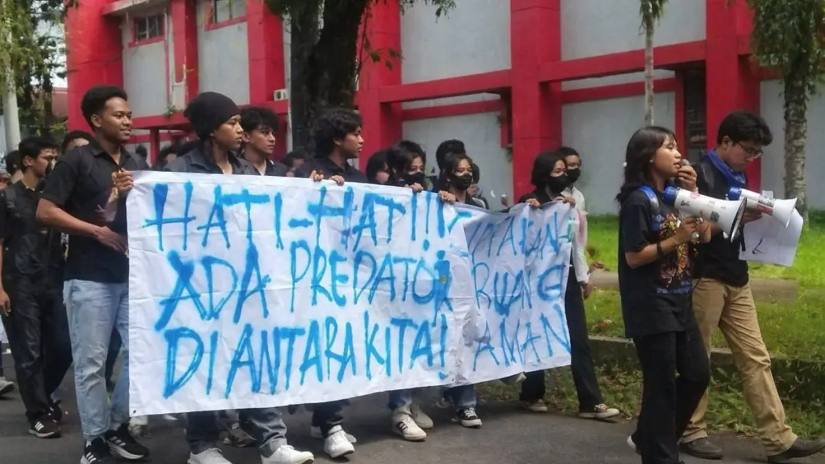 RESAH: Puluhan mahasiswa FH Unej unjuk rasa karena ada teror oknum cabul fetis foto bagian tertentu di lingkungan kampus. (AUREL)