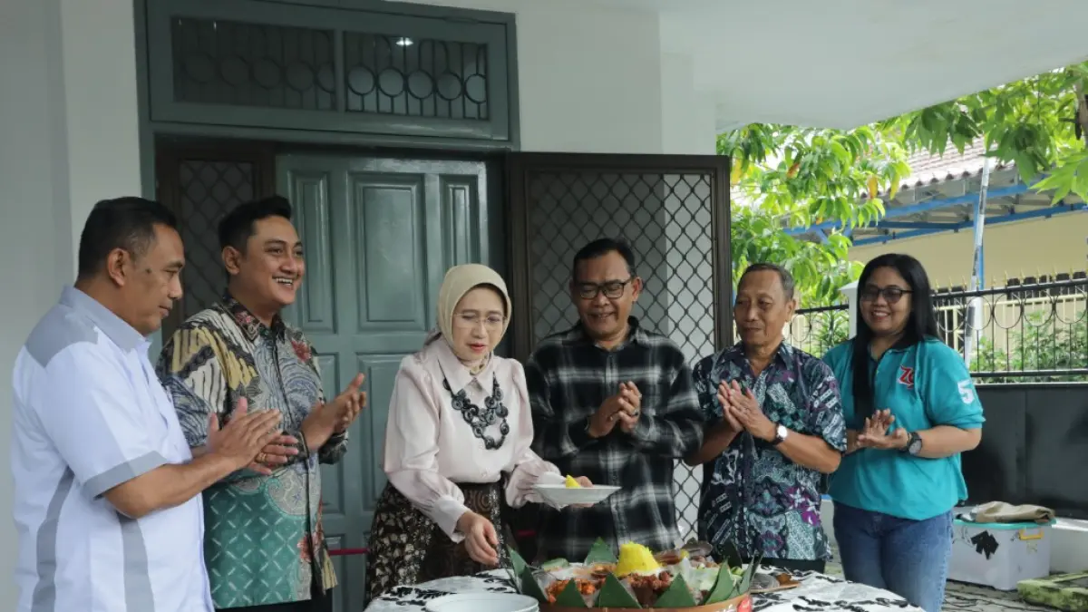 RESMIKAN: Bupati dan Wabup Lumajang saat meresmikan rumah singgah Graha Lamajang beberapa waktu lalu.