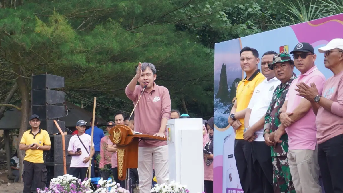 SERIUSI PENANGANAN SAMPAH: Bupati Jember Gus Muhammad Fawait, bersama ratusan relawan dan pelajar, saat giat bersih-bersih sampah di Pantai Watu Ulo, Ambulu, Jember, Februari lalu. (MAULANA/RADAR JEMBER)