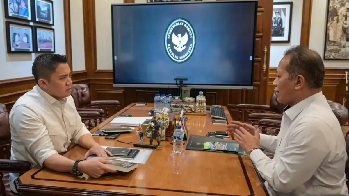 Seskab Teddy Indra Wijaya menerima Menkop Ferry Juliantono di kantor Setkab, Jakarta, Senin (20/4/2026) malam. Foto: Instagram @sekretariat.kabinet.

