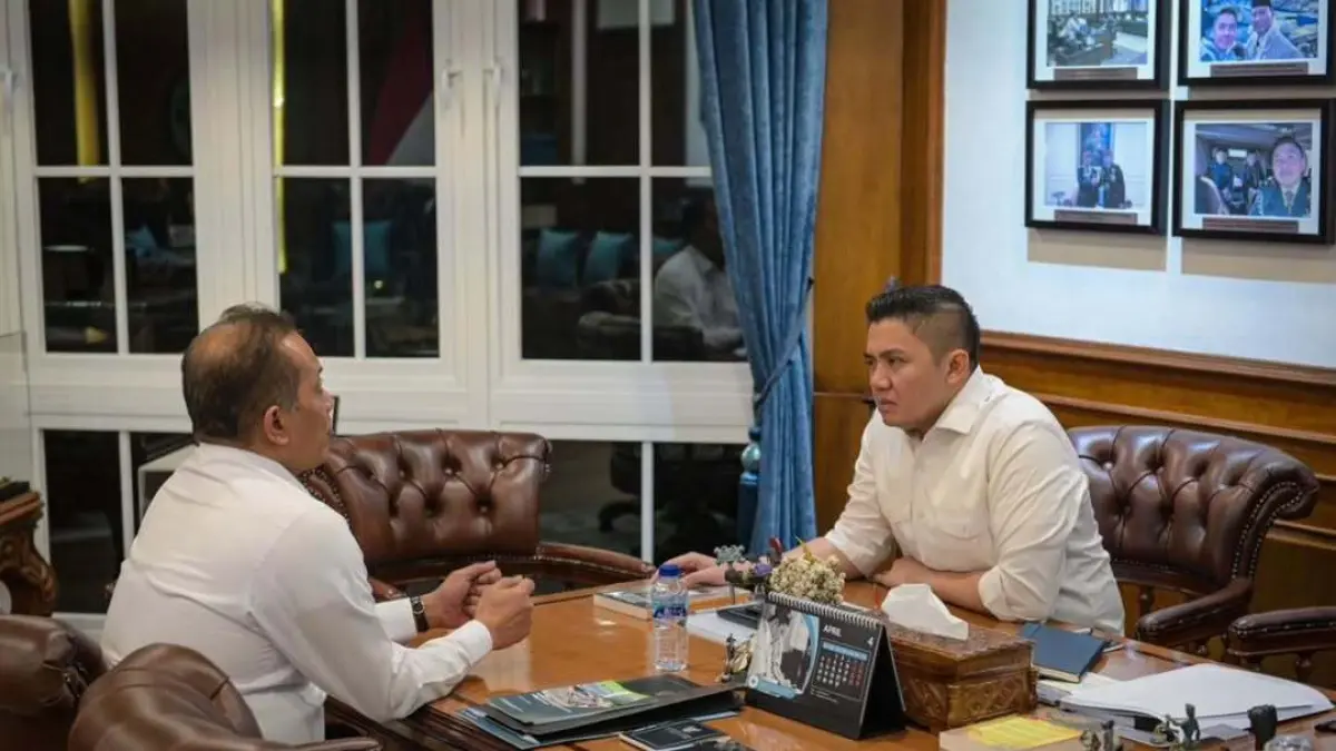 Seskab Teddy Indra Wijaya menerima Menkop Ferry Juliantono di kantor Setkab, Jakarta, Senin (20/4/2026) malam. (Instagram/sekretariat.kabinet)