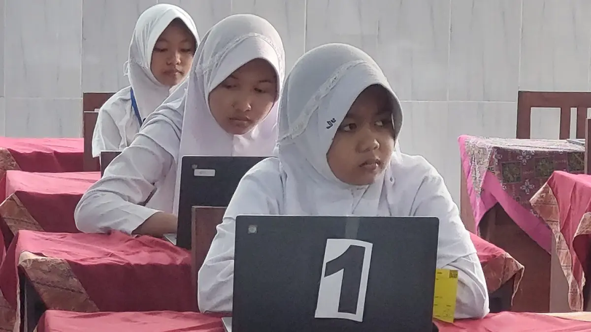 Siswa SDN Badean 01, Kecamatan Bangsalsari tampak serius saat mengikuti Tes Kemampuan Akademik (TKA) hari kedua, kemarin (21/4). (JUMAI/RADAR JEMBER)