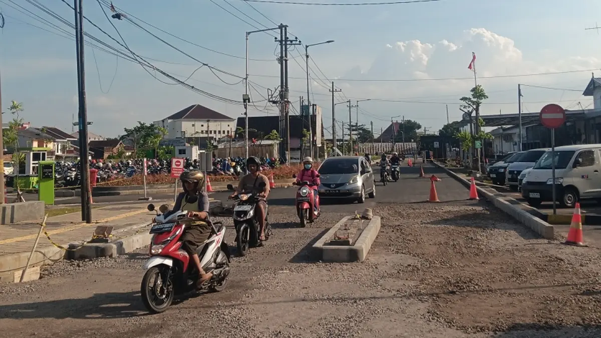 ADA RENOVASI: Pengendara motor melintas di kawasan Jalan Wijaya Kusuma. Tepat di pintu keluar Stasiun Jember terdapat pondasi beton yang baru saja ada di Jala Wijaya Kusuma. (M. ADHI SURYA/RADAR JEMBER)